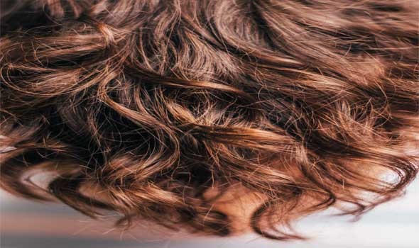 طرق الحفاظ على الشعر الكيرلي والويفي أطول فترة ممكنة