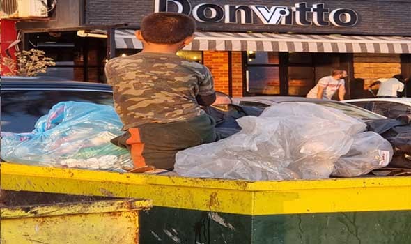 إضراب مفاجئ لعمال النظافة وتكدس النفايات في الشوارع في بنزرت